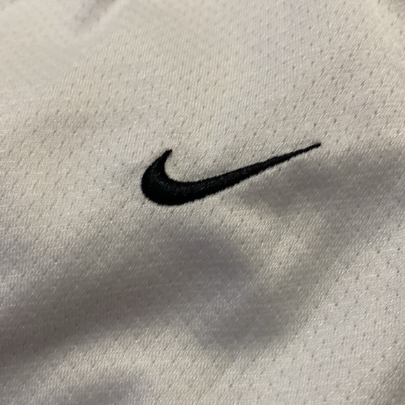 NIKE DRY-FIT WHITE CAPRIS LENGTH PANTS WITH MATCHING WHITE TANK TOP. - Picture 4 of 6